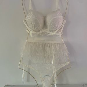 Beautiful lingerie set with lace and feather details!🤍